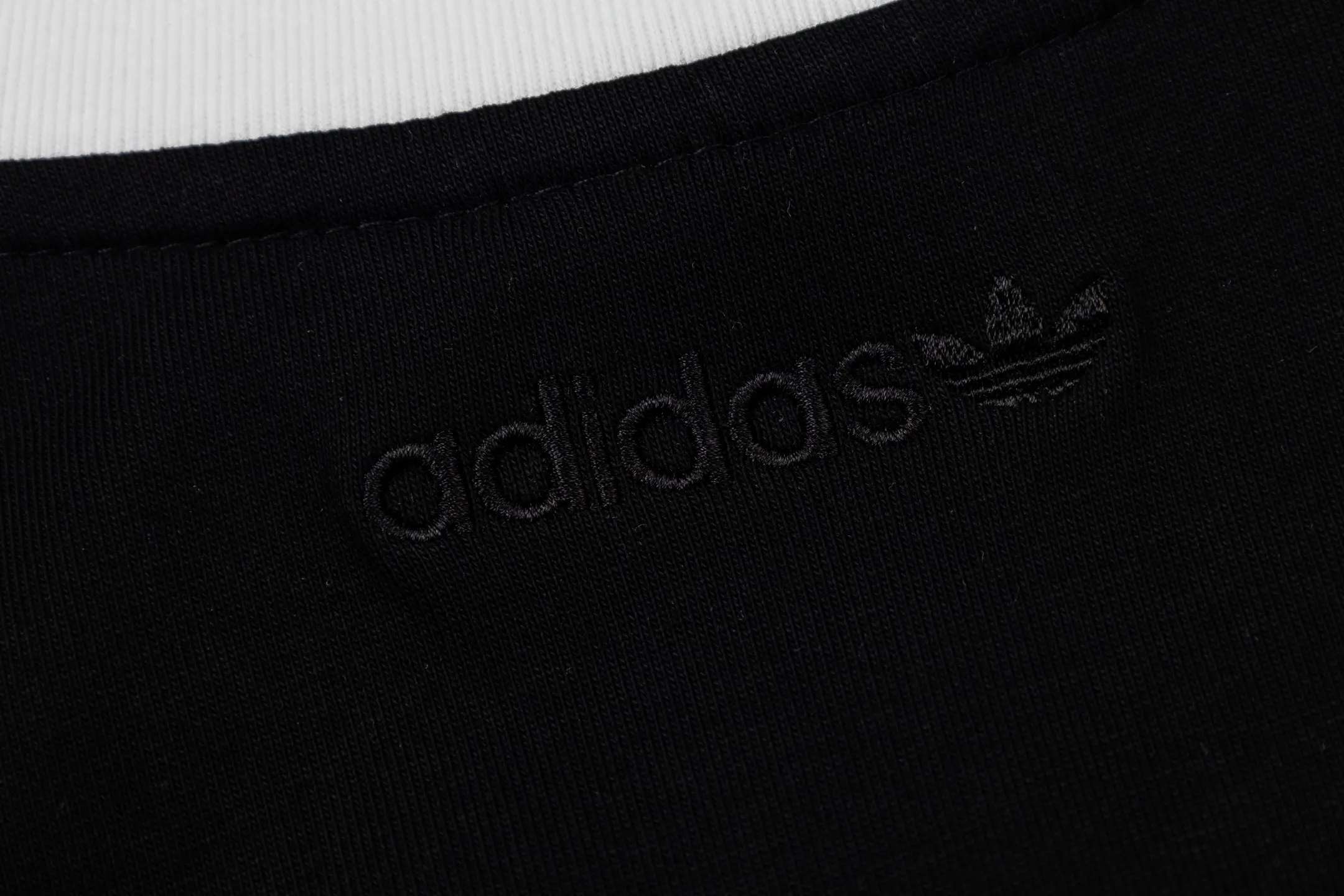Adidas clover letter foam short-sleeved T-shirt Classic Black White color, pure cotton material is skin-friendly and breathable, super comfortable for daily wear! White round neck + cuffs with contrasting design, and the clover logo on the chest is very recognizable✨. The loose fit is suitable for a variety of body types. It can be worn casually with jeans or sweatpants, and you can easily get a casual and sporty style~ It can be easily used for daily travel, sports, and leisure! Style number: A 179# Color: Black White Size: S M L XL XXL